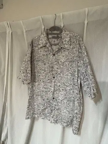 [ Garcon Wave ] 화이트 블랙 플라워 무늬 반팔 알로하 셔츠