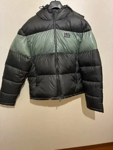EA7 다운 자켓 후드 부착 블랙/그린