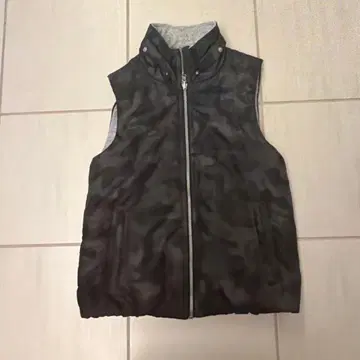 블랙 카모플라쥬 다운 베스트 후드 부착