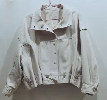 크림색 크롭 자켓