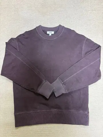 COS 모크넥 스웨트 셔츠