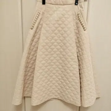 세련된 tocco closet 포켓 펄 장식 퀼팅 스커트
