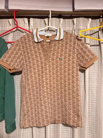 초레어 Lacoste 모노그램 피케 셔츠 베이지