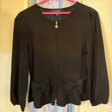 엠즈 그레이시 리본 밑단 프릴 퍼프 소매 까멜리아 W 지퍼 가디건