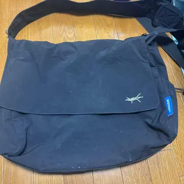 블랙 숄더백 플랩 포함