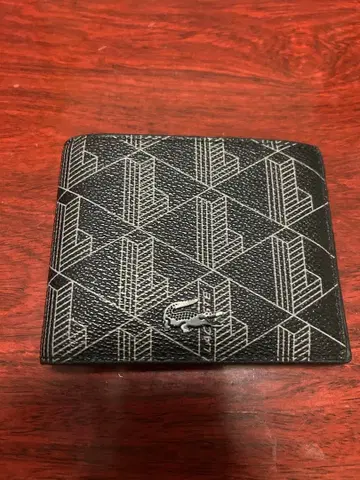 LACOSTE 기하학 패턴 이단 접이식 지갑 블랙