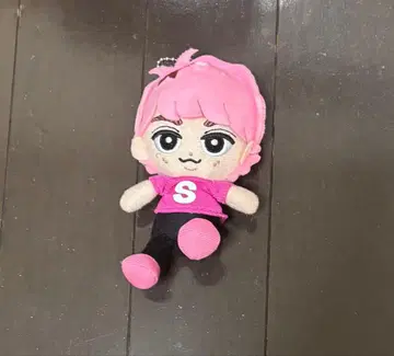 S 로고가 달린 핑크색 머리 봉제 인형