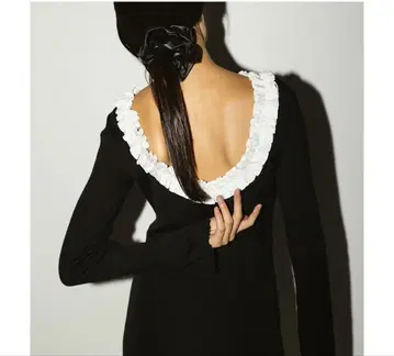 백 오픈 프릴 니트 탑