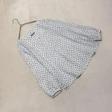 OA2735 [이네드] 도트 무늬 블라우스 [9] 키넥 밑단 슬릿 화이트