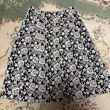 꽃무늬 무릎 기장 스커트 사이즈 S에서 M 상당