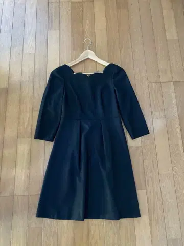 루비 리벳 데콜테 스캘럽 울 혼방 원피스.