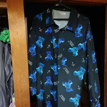 파란 곰 그래픽 긴팔 셔츠