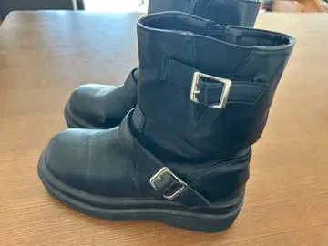 블랙 통굽 버클 부츠