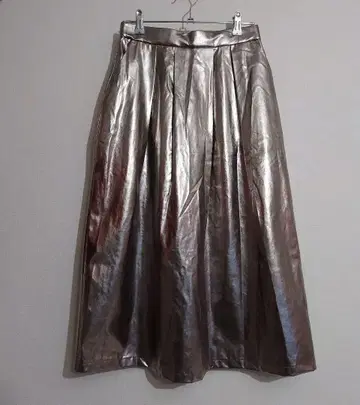 [택 포함 새상품] Ray BEAMS 메탈릭 턱 플레어 스커트 실버