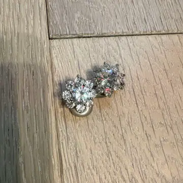 꽃 모양 크리스탈 귀찌