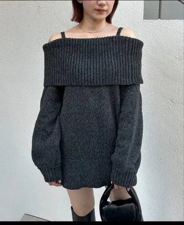 mline 오프숄더 미니 니트 원피스 차콜 그레이