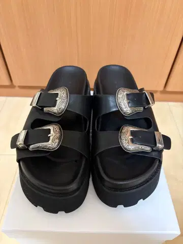 블랙 버클 통굽 샌들