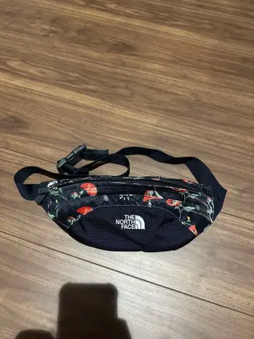 THE NORTH FACE 꽃무늬 바디백 단종 상품
