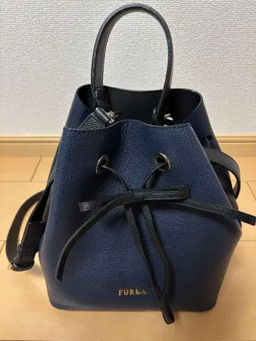 FURLA 네이비 버킷형 숄더백