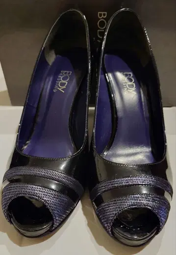 바디 드레싱 네이비 에나멜 오픈토 펌프스