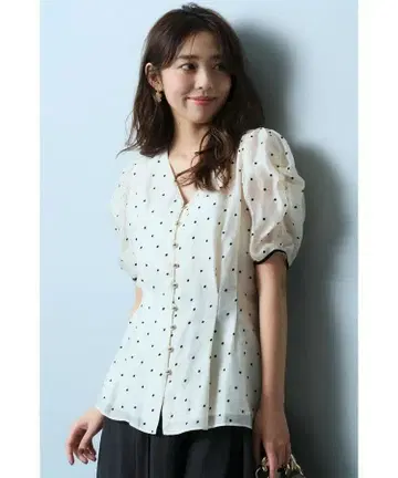 JUSGLITTY 개더 슬리브 플로키 블라우스 Arpege story