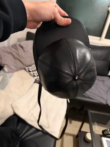 JW ANDERSON MIDI CAP BAG 블랙 가죽 캡 타입 백