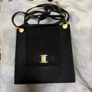 스웨이드 블랙 플랩 백