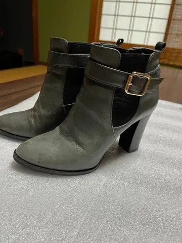 다이애나 버클 장식 그레이 앵클부츠