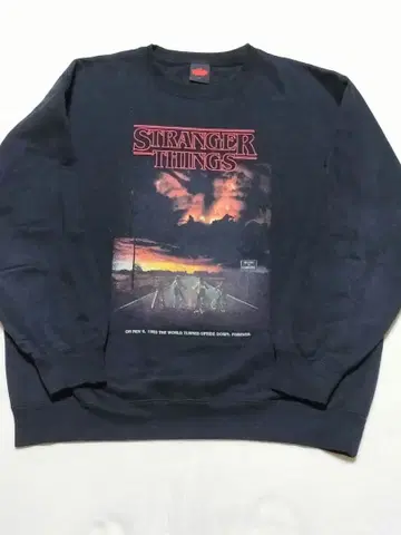 [ 새상품급 ] 기묘한 이야기 GU 콜라보 한정판 맨투맨 지유