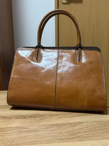 브라운 가죽 핸드백