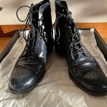 블랙 가죽 부츠 윙 칩 디자인