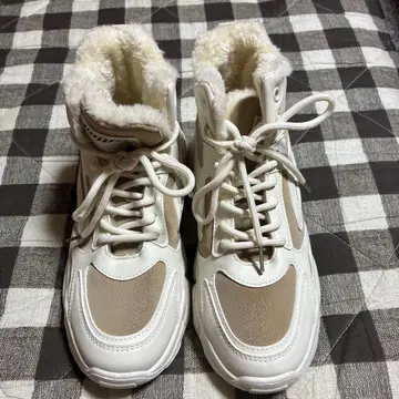 퍼 달린 화이트 하이컷 스니커즈