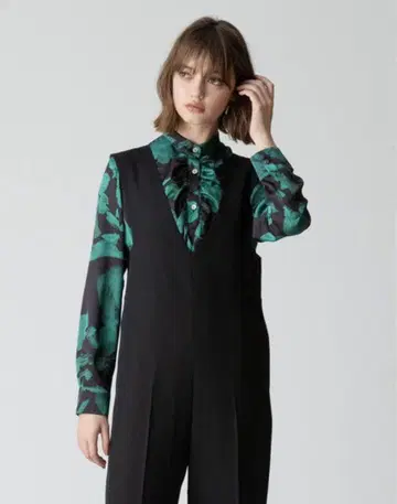 알아바일 모던 플라워 프론트 프릴 블라우스