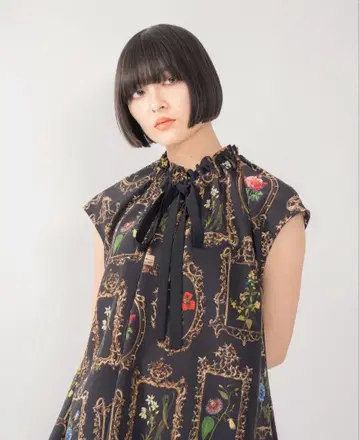 로이스크레용 플라워 뮤지엄 블라우스