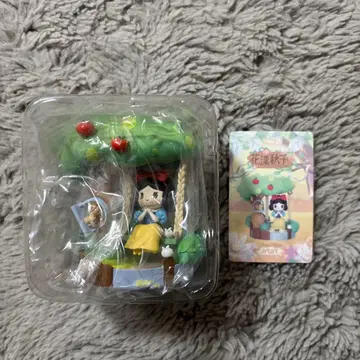 52TOYS 백설공주 꽃의 가을 그네 피규어