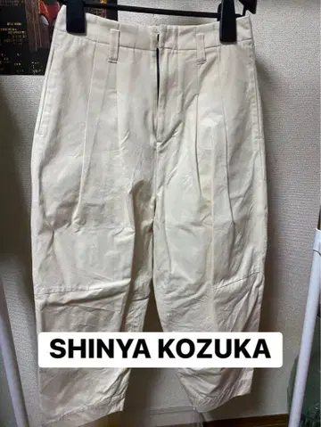 SHINYA KOZUKA 베이지 치노 팬츠