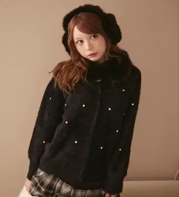 비쥬가 달린 퍼 자켓 블랙