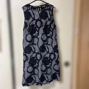 슬리브리스 무릎 기장 원피스 네이비