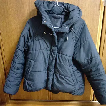 블랙 후드 부착 다운 자켓