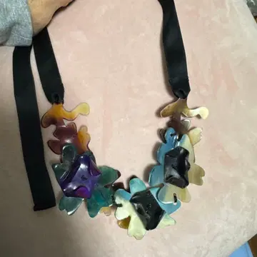 다색 잎 모양 플라스틱 목걸이