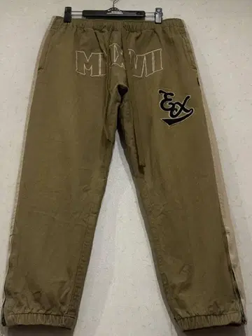 에그잠플 EXAMPLE 로고 자수 이지 팬츠 카키 L