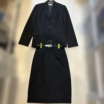 블랙 스커트 수트 무릎 기장