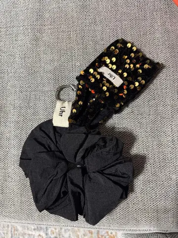 uhr 블랙 스팽글 스크런치