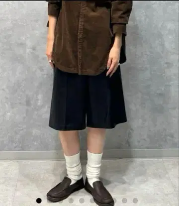 Mila Owen 인조 가죽 센터 프레스 하프 이지 팬츠