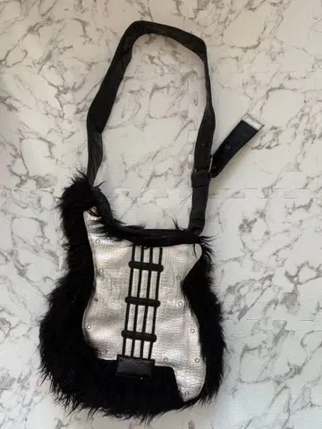 기타형 숄더백 메탈릭