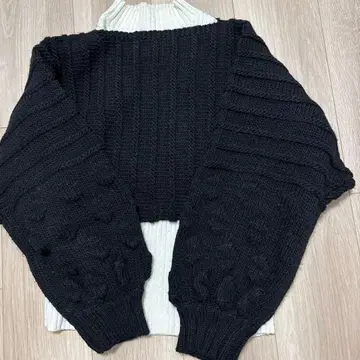 WORLD 블랙 크롭 니트 스웨터