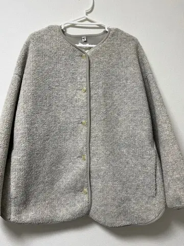 그레이 플리스 자켓 버튼 포함