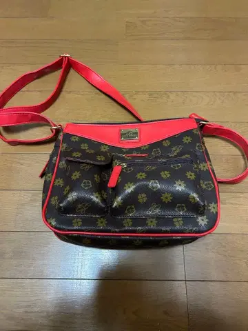 꽃무늬 숄더백 블랙과 빨간색