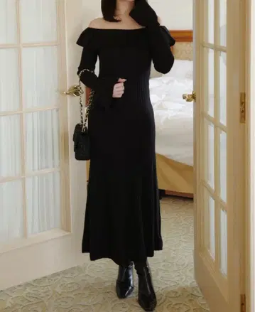 메종 드라이라 프릴 타이트 니트 원피스 블랙