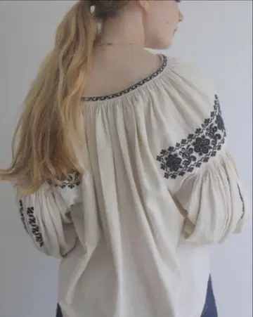 pur 우크라이나 자수풍 아이보리 블라우스